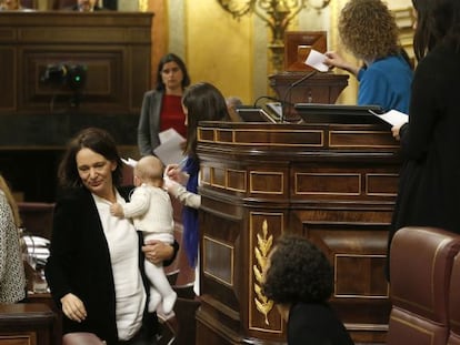 La entonces diputada de Podemos Carolina Bescansa, con su bebé en brazos, en la sesión constituyente de las Cortes en enero de 2016.