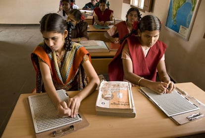 Dos niñas ciegas aprenden a leer en una de las escuelas de Vicente Ferrer.