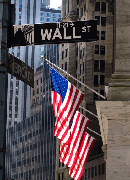 Banderas de EE UU en la sede de la Bolsa de Nueva York.