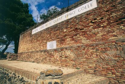 Una frase del poema 'El infinito' de Leopardi, en un cerro de la localidad italiana de Recanati, en una imagen de archivo.