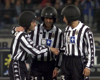 Montero (I) junto a Zidane y Mark Iuliano (D) con cascos antes de un partido contra la Lazio. 