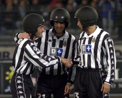 Montero (I) junto a Zidane y Mark Iuliano (D) con cascos antes de un partido contra la Lazio.