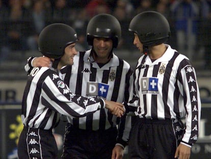 Montero (I) junto a Zidane y Mark Iuliano (D) con cascos antes de un partido contra la Lazio. 