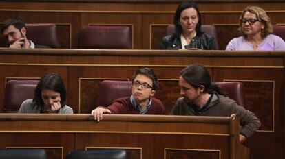 &Iacute;&ntilde;igo Errej&oacute;n y Pablo Iglesias dialogan en el pleno del Congreso del 31 de enero.