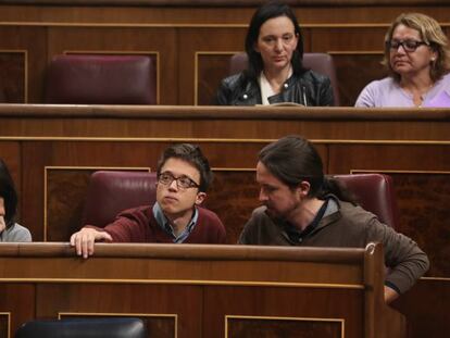 &Iacute;&ntilde;igo Errej&oacute;n y Pablo Iglesias dialogan en el pleno del Congreso del 31 de enero.