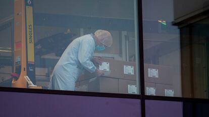 Una empleada manipula cajas en la planta de Pfizer en Puurs, Bélgica, a principios de diciembre.