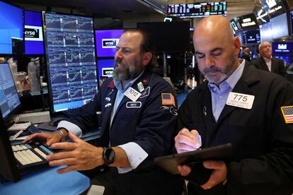 Operadores en la Bolsa de Nueva York. REUTERS