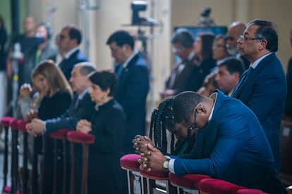 Gustavo Petro y Francia Marquez durante evento de conmemoración a las víctimas de la toma del palacio de justicia en la catedral Primada en Bogotá, Colombia