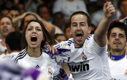 Aficionados del Real Madrid estallan de alegr&iacute;a en el estadio Santiago Bernab&eacute;u con el el gol de Sergio Ramos. 