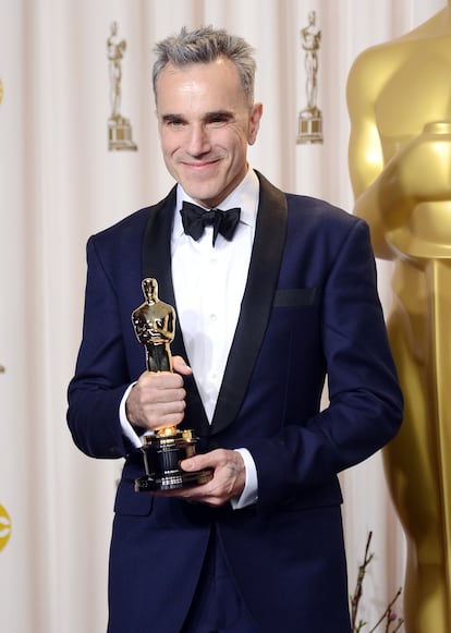 Daniel Day-Lewis. Es uno de los actores con más Oscar de la historia, por ‘Mi pie izquierdo’ (1989), ‘Pozos de ambición’ (2007) y ‘Lincoln’ (2012), todos a mejor actor principal, pero eso no le bastó para en 2017, tras el estreno de ‘El hilo invisible’, anunciar que se retiraba. Desde entonces no solo ha desaparecido de las pantallas, sino también de la vida pública y han sido poquísimas las imágenes suyas que se han publicado. En estos años se ha dedicado a su familia, a sus tres hijos y a su mujer, Rebecca Miller. Precisamente para apoyar a esta, hija de Arthur Miller, Day-Lewis reapareció el pasado otoño, para asistir al estreno de She Came To Me, dirigida por Miller.