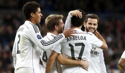 Los jugadores del Real Madrid felicitan a Álvaro Arbeloa tras marcar el tercer gol ante el Ludogorets.