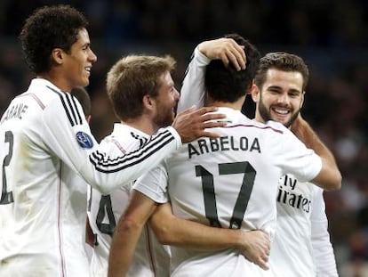 Los jugadores del Real Madrid felicitan a Álvaro Arbeloa tras marcar el tercer gol ante el Ludogorets.