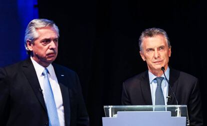 Alberto Fernández (izq.) y Mauricio Macri en el primer debate presidencial, el pasado domingo.