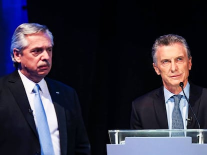 Alberto Fernández (izq.) y Mauricio Macri en el primer debate presidencial, el pasado domingo.