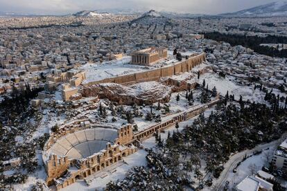 El Partenón en la cima de la colina de la Acrópolis, después de una fuerte nevada en Atenas.