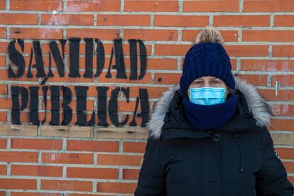 La médica y directora Mar Noguerol posa delante de una pintada a favor de la sanidad pública en la fachada del Centro de Salud Cuzco, en Fuenlabrada, Madrid. 