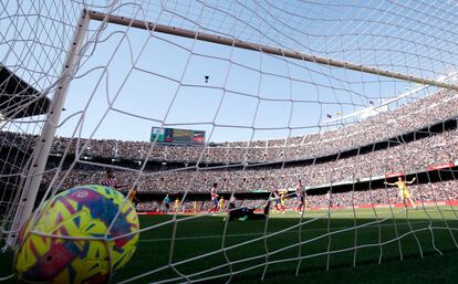 Ferran Torres marca el primer gol del FC Barcelona. 