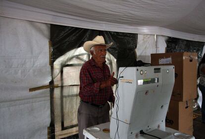 Casi 80 millones de mexicanos tienen la posibilidad de votar hoy en las elecciones en las que se eligirá al presidente del país para los próximo seis años. en la imagen, un votante del Estado de Jalisco.