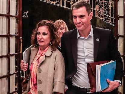 El presidente del Gobierno, Pedro Sánchez, y la ministra de Hacienda, María Jesús Montero, saliendo del hemiciclo del Congreso