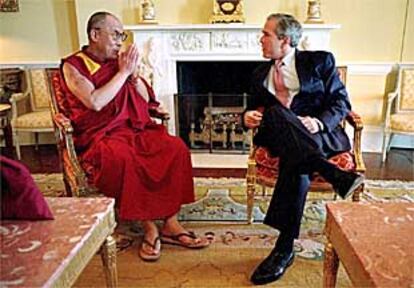 El Dalai Lama, junto a George Bush, en un momento de su reunión en la Casa Blanca.