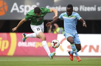 Cedrick lucha por el control del balón ante Pavel Elias