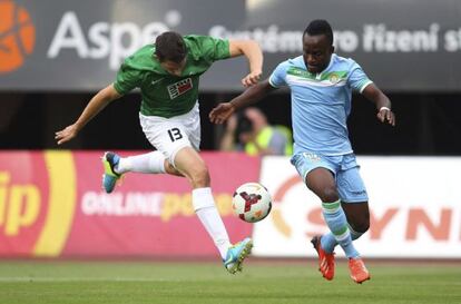 Cedrick lucha por el control del balón ante Pavel Elias 