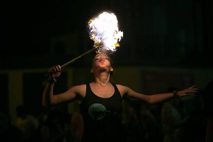 Una chica escupe fuego por la boca en la festividad Sant Joan en la Sagrada Familia.