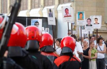 Agentes de la Ertzaintza impiden una manifestación prohibida a favor de los presos de ETA.