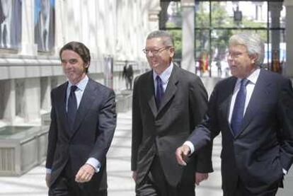 En el ecuador de la campaña del 22-M, el alcalde de Madrid, Alberto Ruiz-Gallardón, ha conseguido reunir a los expresidentes Felipe González y José María Aznar. Los tres dirigentes, distendidos, entran al Palacio de Cibeles, sede del Ayuntamiento, donde se ha celebrado el acto.