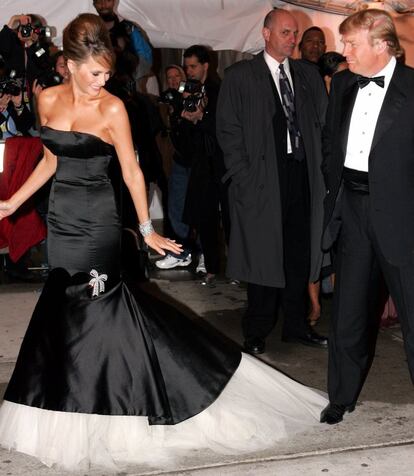 El magnate Donald Trump, pisa accidentalmente el vestido de su esposa Melania, a la llegada de ambos a la gala del Instituto de Moda en el Museo Metropolitano de Arte de Nueva York, en 2005.