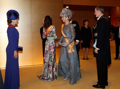 La reina Máxima de Holanda saluda a la princesa Victoria de Suecia, en presencia de los Reyes España.