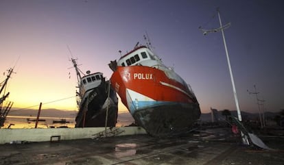 Embarcação sobre um píer após o terremoto.