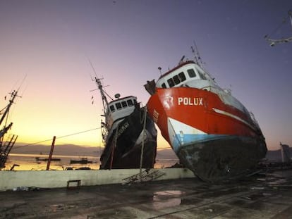 Embarcação sobre um píer após o terremoto.