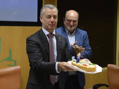 El lehendakari Urkullu muestra una tarta por su 56 cumplea&ntilde;os que le ha regalado Andoni Ortuzar.