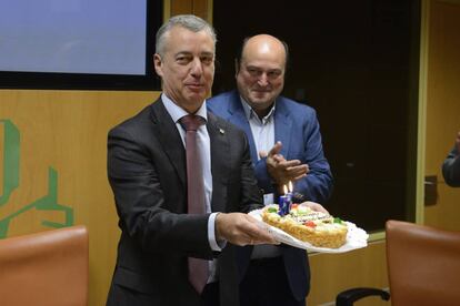 El lehendakari Urkullu muestra una tarta por su 56 cumpleaños que le ha regalado Andoni Ortuzar.