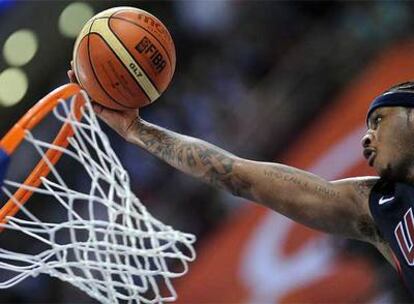 Carmelo Anthony entra a canasta.