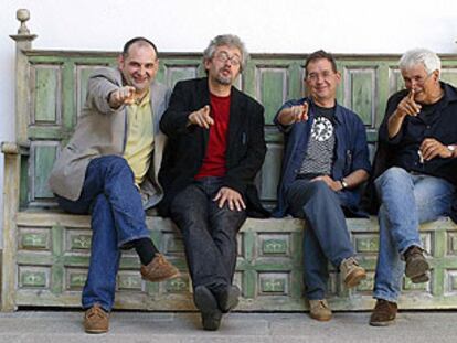 De izquierda a derecha, el profesor Antón Losada, el actor Quico Cadaval, el escritor Suso de Toro y el arquitecto Pedro de Llano.