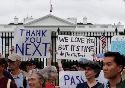 Protesta este domingo a las puertas de la Casa Blanca para exigir una renuncia de Biden. 