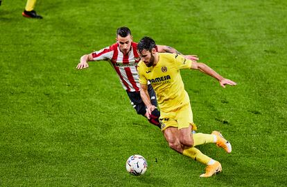 Pedraza trata de regatear a Berenguer este domingo en el partido entre el Athletic y el Villarreal en San Mamés.