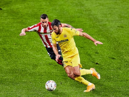 Pedraza trata de regatear a Berenguer este domingo en el partido entre el Athletic y el Villarreal en San Mamés.