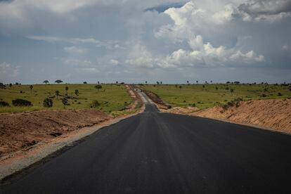 Carretera ampliada y recién asfaltada para brindar servicio a las zonas de perforación y pozos de petróleo a lo largo del Parque Nacional de Murchison Falls (Cataratas de Murchison), en octubre de 2022
