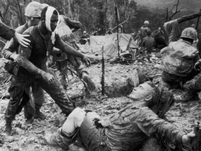 Soldados de Estados Unidos durante la lucha por el control de la colina 484 en Vietnam, en 1966.
