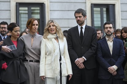 La vicepresidenta segunda y líder de Sumar, Yolanda Díaz (en el centro), acompañada de los ministros, desde la izquierda, Sira Rego, Mónica García, Ernest Urtasun y Pablo Bustinduy.