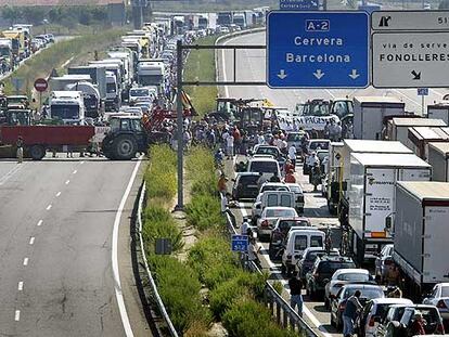 Corte de la carretera A-2 en Fonolleres (Lleida) por la protesta de agricultores.