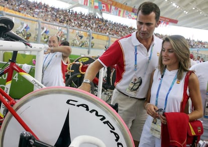 25 de agosto de 2004. El príncipe Felipe y su esposa, Letizia Ortiz, acuden al velódromo de los Juegos Olímpicos de Atenas, donde observan una bicicleta.