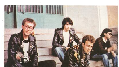 Los integrantes de Siniestro Total en Zaragoza, en la época del lanzamiento de '¿Cuándo se come aquí?' (1982). Fotografía del archivo de Julián Hernández.