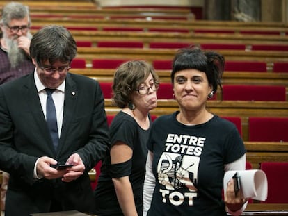 CUP spokesperson Anna Gabriel (r) with Carles Puigdemont (second from left) in a file photo.