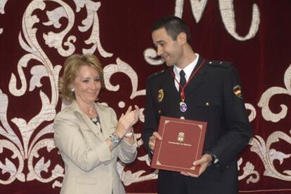 Aguirre entrega la Medalla al Mérito Ciudadano del Gobierno de Madrid a Ángel Sánchez Albarrán.