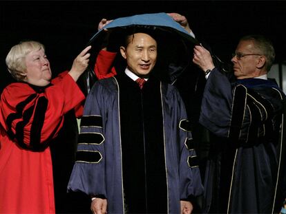 Lee Myung-bak, al ser investido <i>honoris causa</i> en Washington.