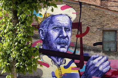 En esta cuarta edición, 24 creadores elegidos entre los 242 de todo el mundo que presentaron propuestas pintarán nuevos murales y grafitis sobre 900 metros cuadrados dispuestos en las paredes del pueblo. Sumados a los ya realizados en los tres años anteriores, el pueblo rozará el centenar de coloristas e imaginativas obras, como la de esta imagen, de los portugueses Draw & Contra (2017).